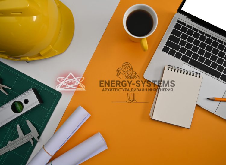 рабочий стол с ноутбуком блокнотом и каской