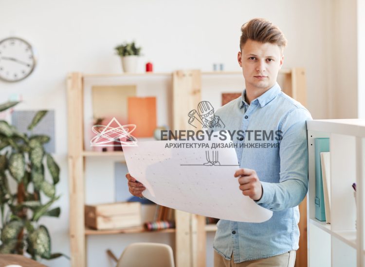 мужчина держит в руках проект