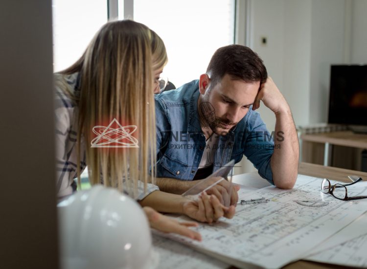мужчина и женщина изучают проектную документацию