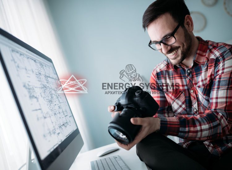 мужчина с фотоаппаратом работает над проектом